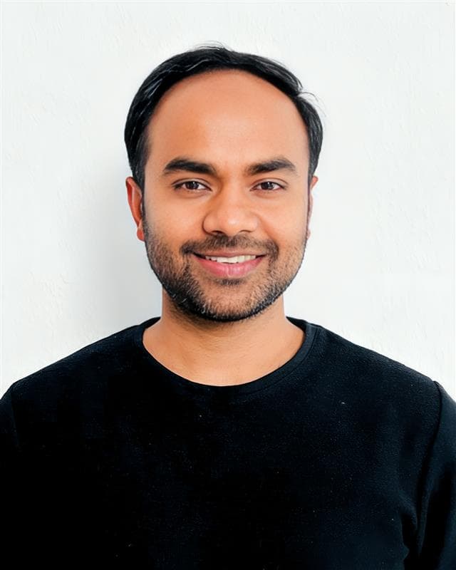 A men with blue coat and white tshirt, ceo of inforisen